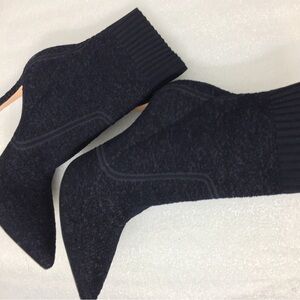 Gianvito Rossi Texture Navy Blue. Size 37. Suede Stretch Ribbed Ankle Booties